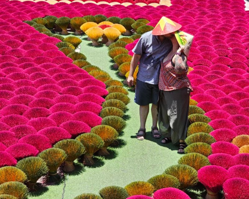 Hanoi Craft Village: Conical Hats, Incense, and Train Street - What the guide and group setup add