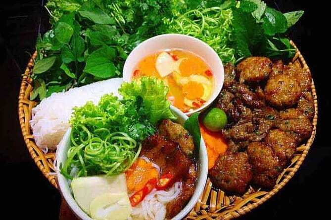 Hanoi Customized Street Food Walk with Train Street Experience - What the guides add to the meal