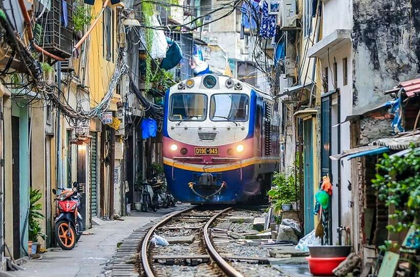 Hanoi: Guided Food Tour with Train Street Visit - Starting at 38 Bat Su Street in Hanoi’s Old Quarter