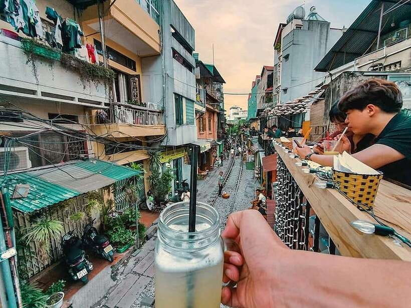 Hanoi: Guided Food Tour with Train Street Visit - Your guide shapes the quality of the evening