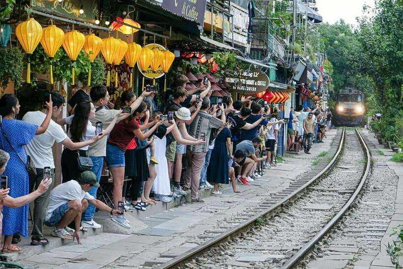 Hanoi: Private Food Tour and Train Street Experience - Why Hanoi street food works best on foot