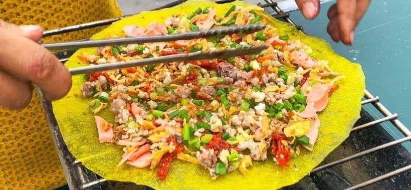 Hanoi: Private Food Tour and Train Street Experience - Meeting local guides in the Old Quarter