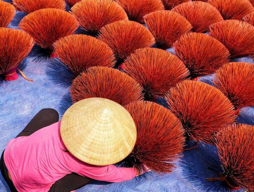 Hanoi's artisan trail:Incense Village,Hat,Lacquer & Train St - Quang Phu Cau and the color of incense