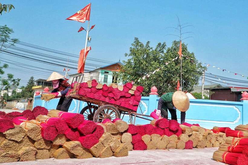 Hanoi's artisan trail:Incense Village,Hat,Lacquer & Train St - Full-day or afternoon route?