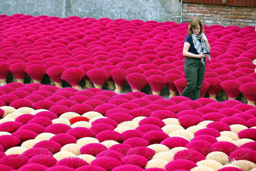 Hanoi's artisan trail:Incense Village,Hat,Lacquer & Train St - Ha Thai lacquer village and the first brushstroke