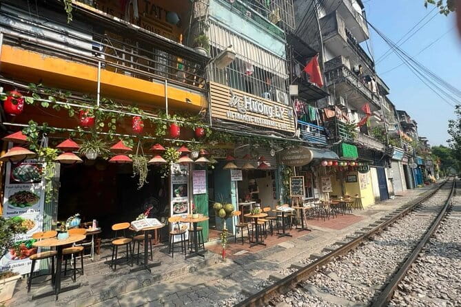 Hanoi street food walking and train street visit - Two hours of food in the Old Quarter