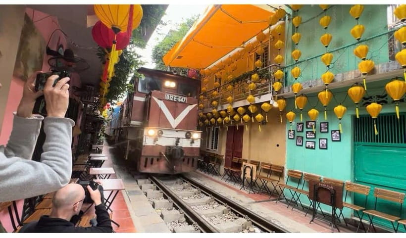 Hanoi: Walking Street Food & Train Street Culture Tour - What the food stops teach you