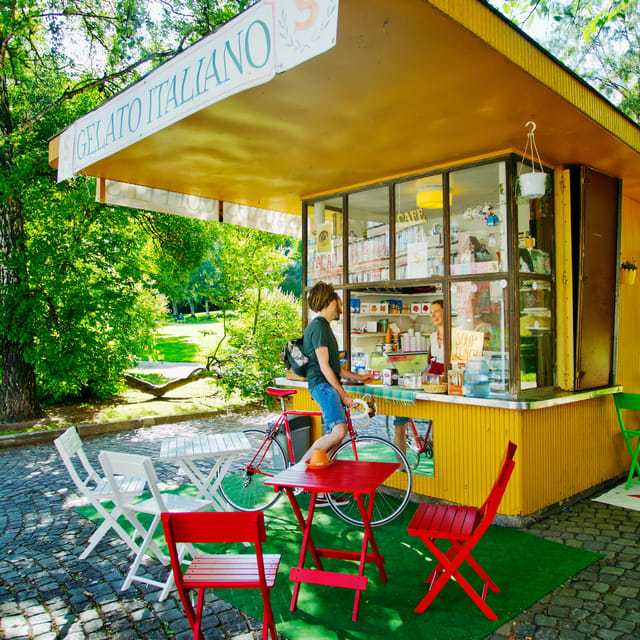 Helsinki: Tram Tour - Huvilakatu and Helsinki’s residential character