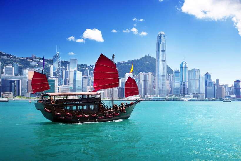 Hong Kong: City Landmarks Tour + Peak Tram Ticket + Lunch - Markets, temples, and the taste of daily Hong Kong