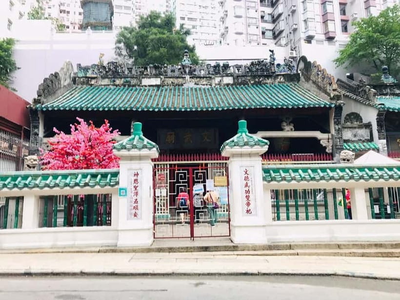 Hong Kong Day Tour: Priority Peak Tram, City Walk & Dim Sum - The shopping stop needs a clear warning