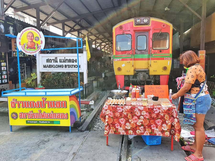 Hua Hin: Maeklong Railway & Amphawa Floating Markets Tour - Food stalls and small souvenirs at Maeklong
