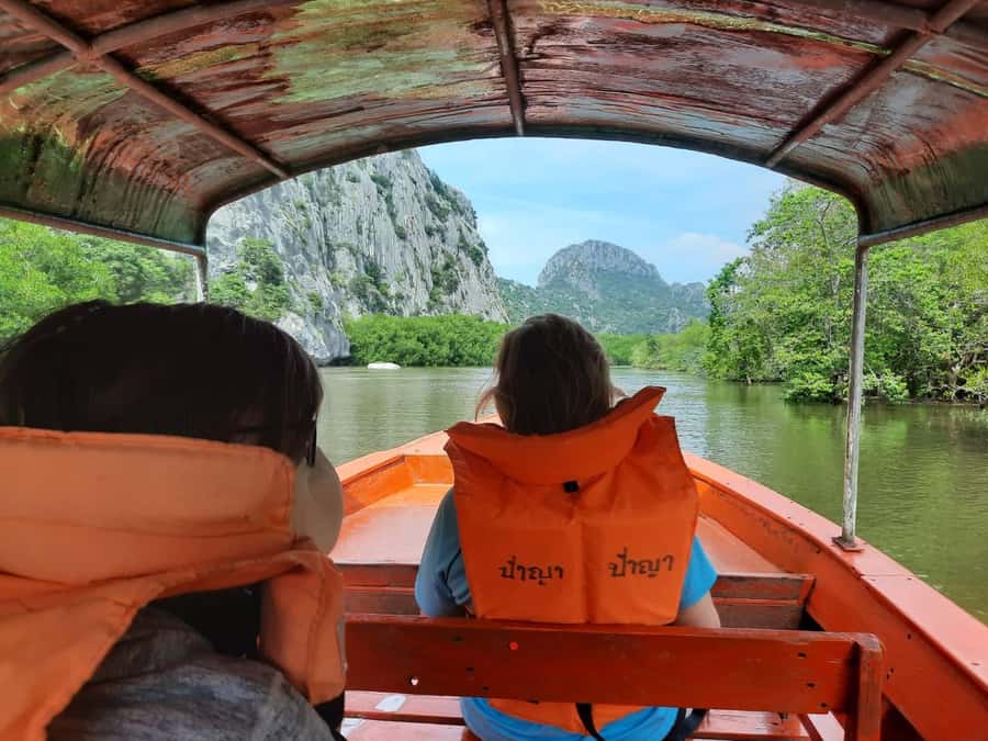 Hua Hin: Maeklong Railway & Amphawa Floating Markets Tour - Dinner at Amphawa before the ride home