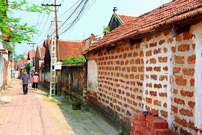 Instagram Tour Duong Lam Ancient Village with Train Street Visit - Walking Duong Lam at a slower pace