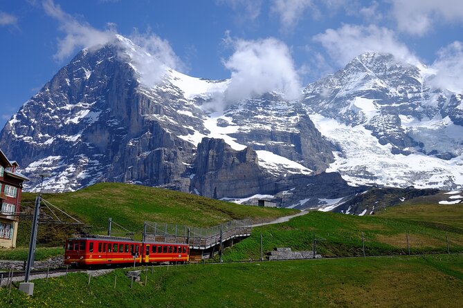 Jungfraujoch & Lauterbrunnen Alpine Tour | From Bern - Interlaken between two glacier-fed lakes