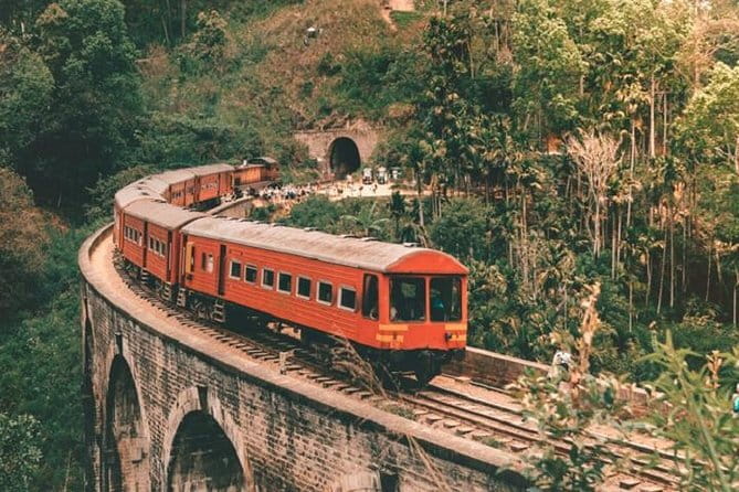 Kandy to Nanu Oya train ride on (Train No: 1005 "Podi Menike") - Kandy to Hatton: the route begins to climb