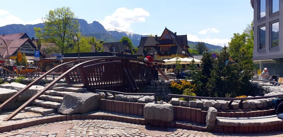 Krakow: Zakopane, Funicular, Cheese, and Highland Day Trip - Transport, group size, and the guide’s role