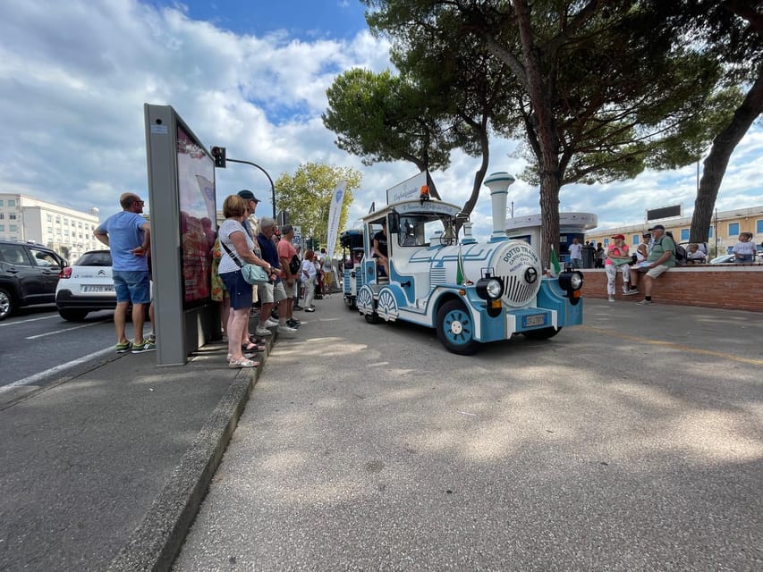 La Spezia: tour HOP ON HOP OFF con trenino e guida turistica - Market Square and the old Duomo