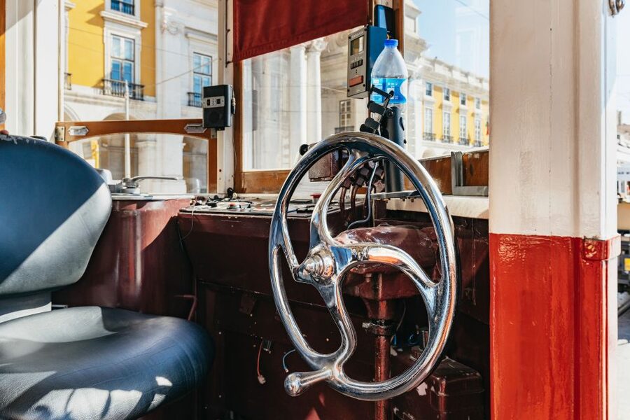 Lisbon: 72/96-Hour Hop-On Hop-Off Bus, Tram & Boat Ticket - Starting at Restauradores and finding the right bus