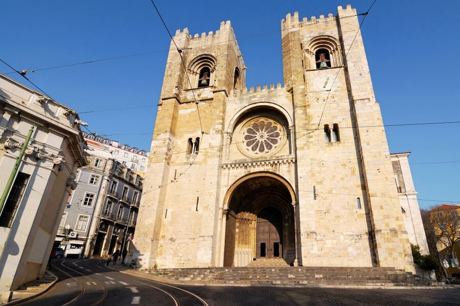 Lisbon: Hills Red Tram Tour by Tram 28 Route 24-Hour Ticket - Baixa gives way to the older quarters