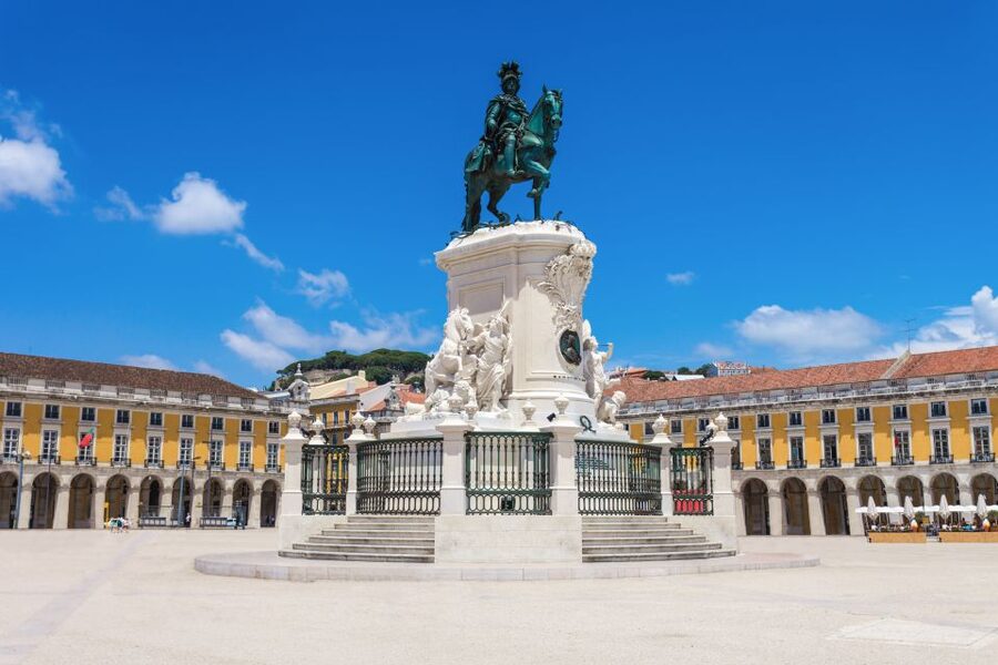 Lisbon: Hills Red Tram Tour by Tram 28 Route 24-Hour Ticket - Castelo São Jorge and Lisbon Cathedral