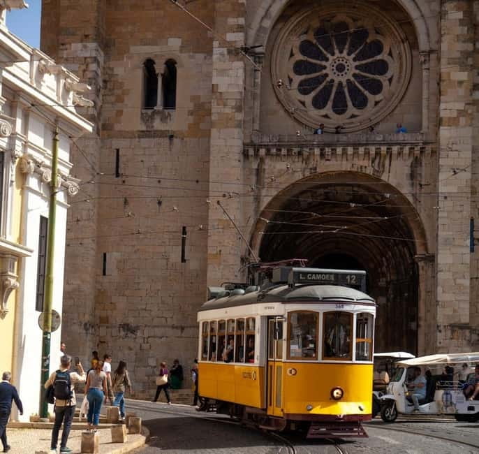 Lisbon Tram 28 Route : Electric Tuk Tuk | Professional Guide - Climbing into Graça and Senhora do Monte