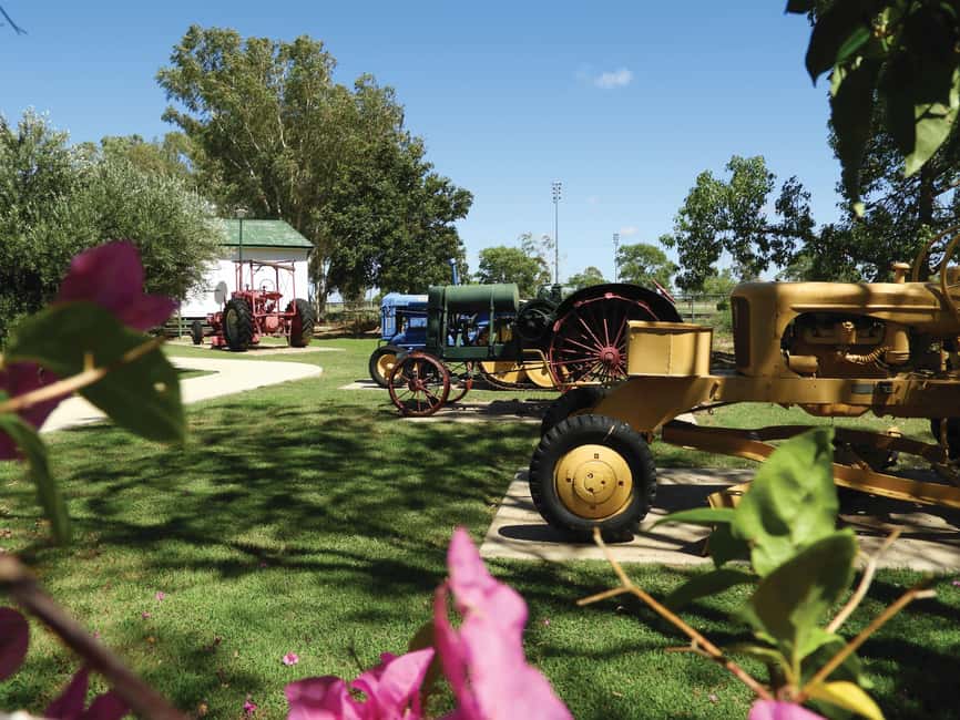 Longreach: Historic Ilfracombe Outback Rail Adventure - Lunch and local stories at the Wellshot Hotel