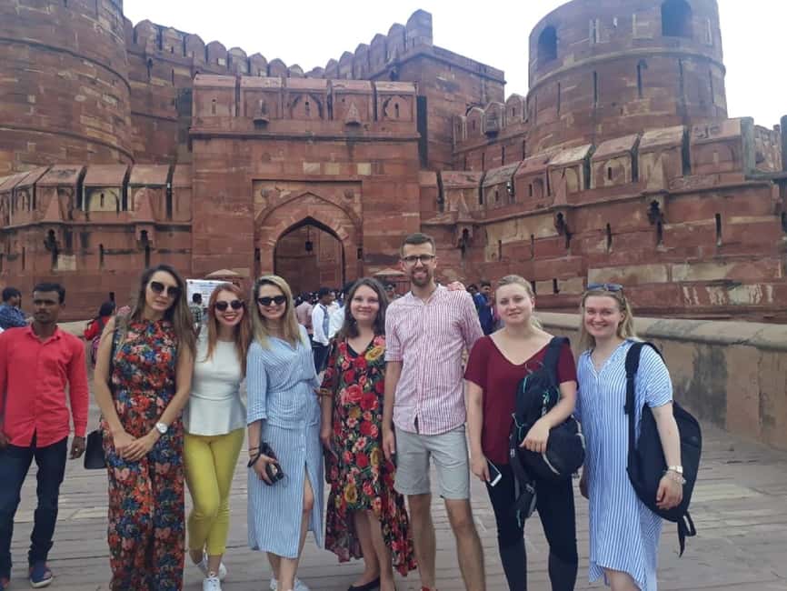 Luxury train tour from Delhi to Agra - Lunch and Mughlai flavors in the middle of the day