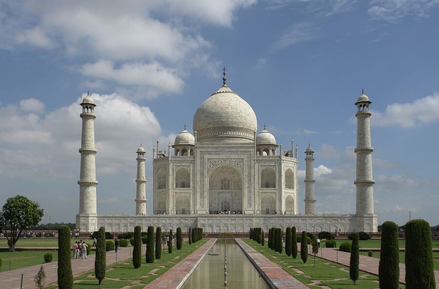 Luxury train tour from Delhi to Agra - The Taj Mahal visit, from first view to photo stop