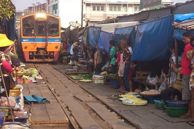 Maeklong & Damnoen Saduak Markets: Railway & Floating Market Tour - Damnoen Saduak by paddle boat