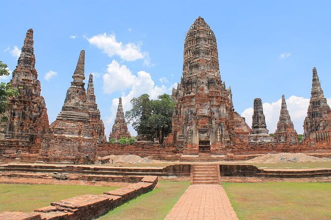 Maeklong Railway and Damnoen Saduak Floating Market Tour - What the $38 price really covers