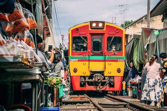 Maeklong Railway & Damnoen Saduak Floating Market Tour – Full Day - Why the railway market is worth the early alarm
