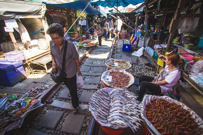 Maeklong Railway Market and Damnoen Saduak Floating Market Tour From Bangkok - Should you book it?