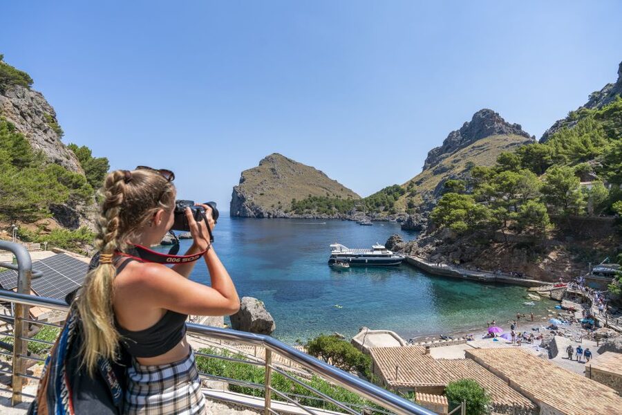 Mallorca: Island Tour with Boat, Tram & Train from the South - Guides, languages, and the rhythm of the day