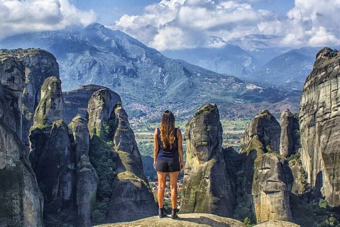 Meteora Highlights in Spanish - Train to Train Tour - Local Agency - Seeing all six active monasteries from the road