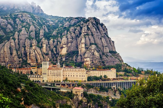 Montserrat: Cog-Wheel, Basilica, Black Madonna & Licor Tasting - The audiovisual room and free time