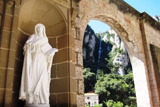Montserrat: Cog-Wheel, Basilica, Black Madonna & Licor Tasting - Meeting at Estació de França at 8:00 am