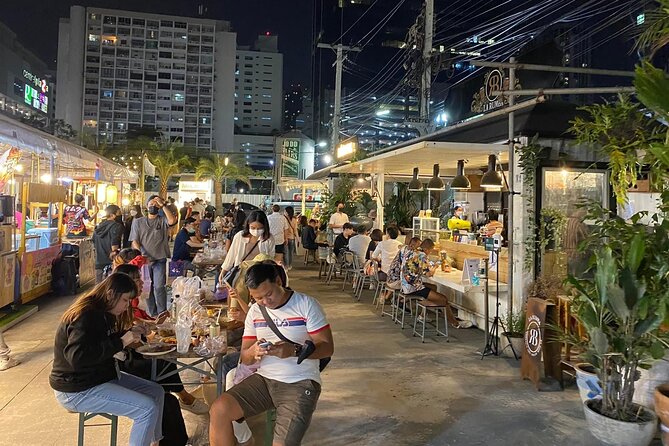 Night life in Bangkok - Jodd Fairs Train Night Market(Joint) - Walking through the market’s food stalls