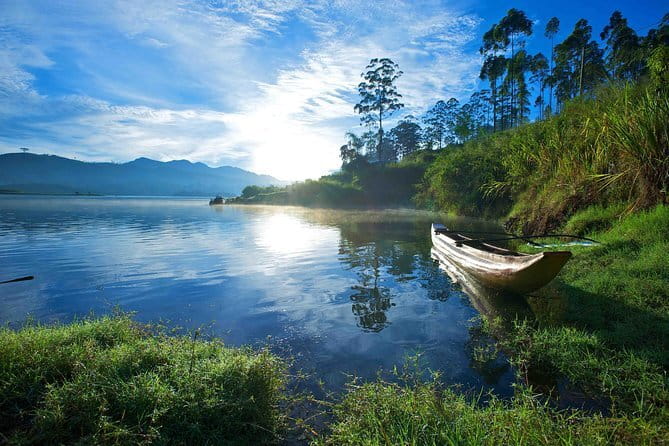 Nuwara Eliya Highlights: Waterfall, Tea & Picturesque Train Ride - Gregory Lake, built in 1874