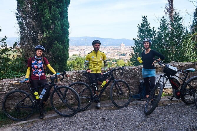 Pisa and Cinque Terre Day Trip from Florence in a Small Group - What the tour leader does, and what the tour leader does not do