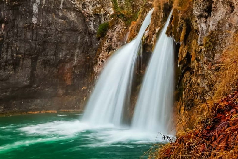 Plitvice Lakes: Guided Walking Tour with Train and Boat Ride - The upper lakes reward a longer day