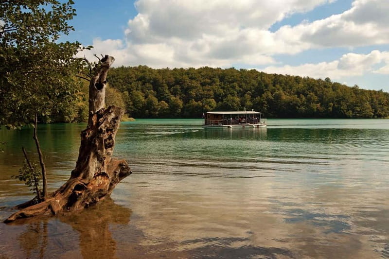 Plitvice Lakes: Guided Walking Tour with Train and Boat Ride - The panoramic train makes a welcome return