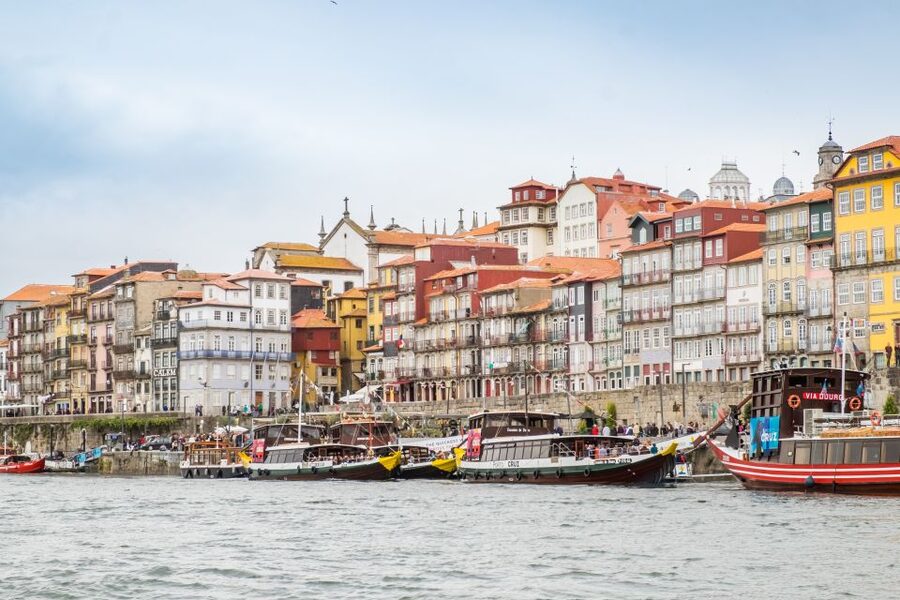 Porto: City Train Tour, River Cruise & Wine Cellar - Begin beside Porto Cathedral