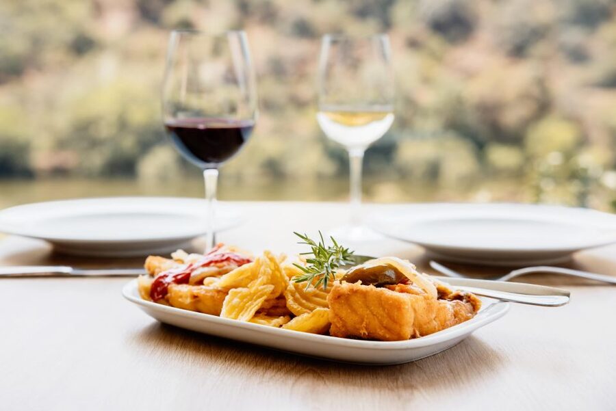 Porto: Douro Valley Full-Day Boat, Train, and Lunch Tour - What the guides add to the day