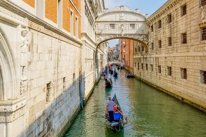 Private Full Day Tour from Milan to Venice with local tour guide and fast train - Meeting your guide at Santa Lucia Station