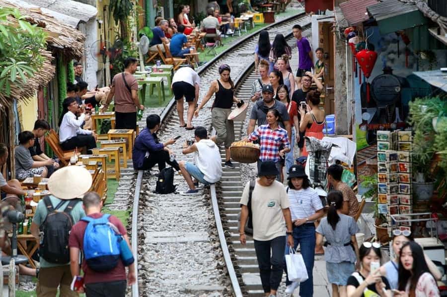 Private: Hanoi Street Food Exploration and Train Street Trip - Pho, bun cha, and the first wave of tastings