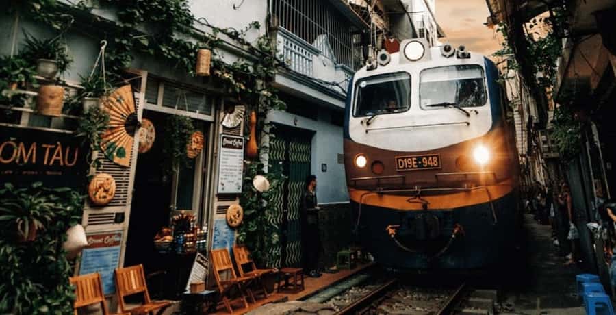 Private: Hanoi Street Food Exploration and Train Street Trip - The guide makes or breaks the experience