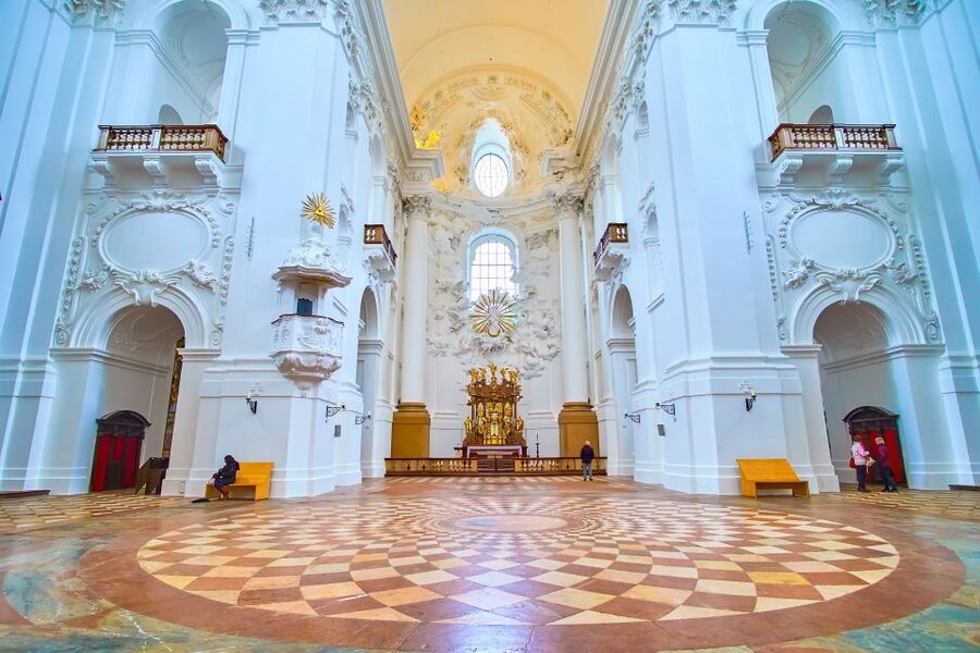 Private Tour of Salzburg from Vienna by Car or Train - Meeting your guide in Salzburg