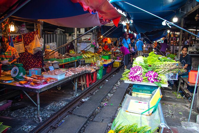 Private tour : Railway & Floating Market and the Bridge over river Kwae - The road to Kanchanaburi changes the mood