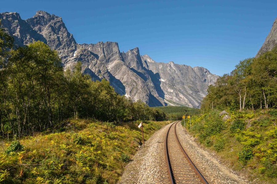 Romsdalen: Rauma Railway Golden Train with Guide - Troll Wall and the dramatic mountain section
