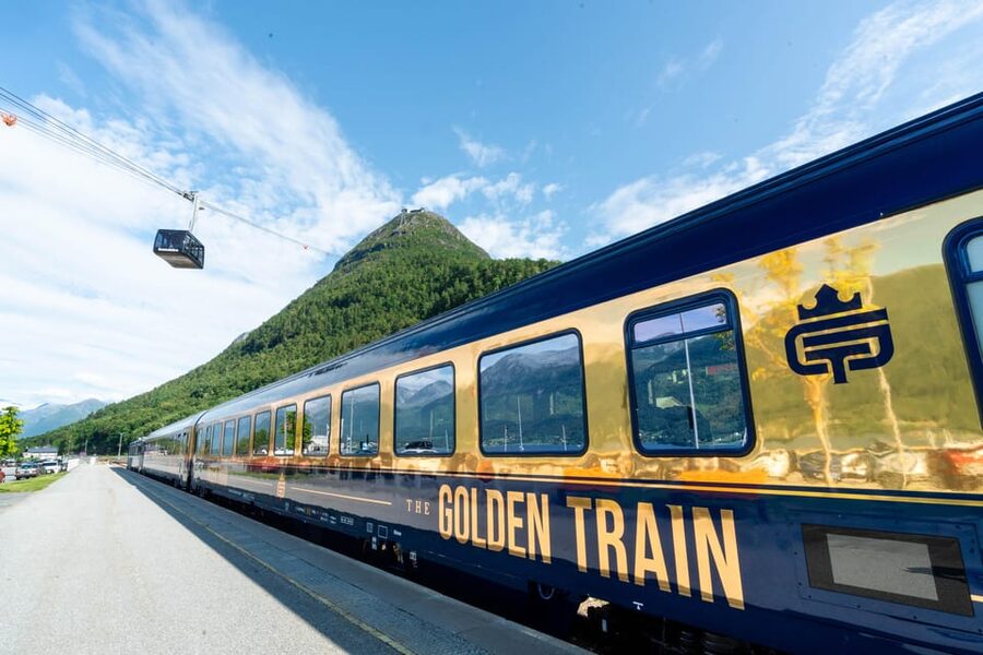 Romsdalen: Rauma Railway Golden Train with Guide - Starting at Åndalsnes station
